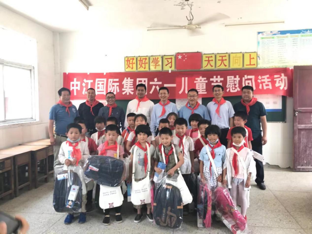 　　兩公司從村里實(shí)際出發(fā)，圍繞重點(diǎn)難點(diǎn)工作，為吳勒村人民群眾的幸福生活出謀劃策，力所能及辦了一些實(shí)事、好事。在共建期間，援建吳勒村村民文化廣場(chǎng)一座、籃球場(chǎng)一個(gè)，并幫助籃球場(chǎng)圍網(wǎng)修建，完善文化活動(dòng)廣場(chǎng)運(yùn)動(dòng)器材等設(shè)施。城鄉(xiāng)結(jié)對(duì)共建活動(dòng)有效促進(jìn)了吳勒村培育文明鄉(xiāng)風(fēng)、豐富文化生活、打造優(yōu)美環(huán)境，提高了農(nóng)民文明素質(zhì)和鄉(xiāng)村文明程度。  　　今后，雙方還將繼續(xù)深化在思想道德教育和文化體育上的交流，拓展共建的深度和廣度。  　　“真情幫扶”促進(jìn)百姓生活穩(wěn)提高  　　積極參與國(guó)家的鄉(xiāng)村振興事業(yè)，既是一個(gè)國(guó)企應(yīng)承擔(dān)的社會(huì)責(zé)任，也是應(yīng)履行的光榮義務(wù)。集團(tuán)黨委在改善民生的幫扶工作中，付出了很多努力和心血，也換來(lái)了百姓的嘖嘖稱贊。集團(tuán)黨委從基礎(chǔ)設(shè)施建設(shè)、教育幫扶、項(xiàng)目幫扶、黨建幫扶和消費(fèi)幫扶等方面入手，讓當(dāng)?shù)匕傩沼辛松钋械男腋８泻瞳@得感，也讓吳勒村的面貌發(fā)生了巨大變化。  　　為改善農(nóng)村環(huán)境，集團(tuán)黨委協(xié)調(diào)資金近20萬(wàn)元幫助購(gòu)買(mǎi)灑水車(chē);為最大限度方便群眾辦事，出資建設(shè)了便民服務(wù)中心，極大地滿足了全村廣大群眾的辦事需求;為解決百姓出行難的問(wèn)題，出資修建了出莊路，安裝了路燈，把實(shí)事辦到群眾的心坎里;為支持村里產(chǎn)業(yè)發(fā)展，協(xié)調(diào)慈善捐款，購(gòu)置了2.5噸平衡重電動(dòng)叉車(chē)兩臺(tái)和手套印花成套設(shè)備;為增加農(nóng)民收入，累計(jì)開(kāi)展消費(fèi)扶貧60余萬(wàn)元;為關(guān)愛(ài)村里留守兒童，每年都購(gòu)置價(jià)值一萬(wàn)余元的“愛(ài)心禮包”，陪伴孩子們度過(guò)了一個(gè)又一個(gè)難忘快樂(lè)的“六一”兒童節(jié);為豐富村民文體生活，協(xié)調(diào)南京市第十三中學(xué)向吳勒村捐贈(zèng)價(jià)值七萬(wàn)余元的四副籃球架……